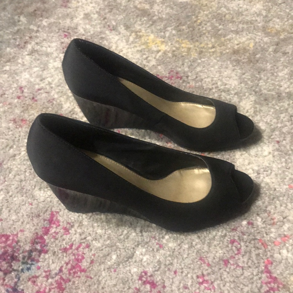 Bandolino Peep toe wedges!